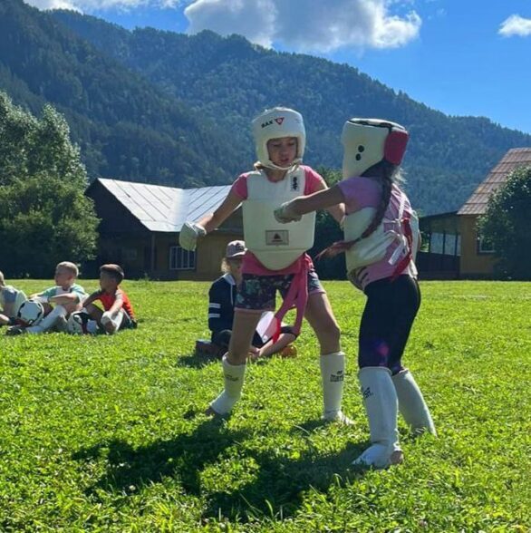 Спортивная игра на поляне лагеря